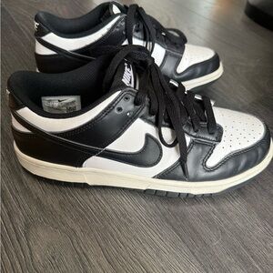 Nike kid’s (6) /women’s (7.5) Black and White Dunk Low